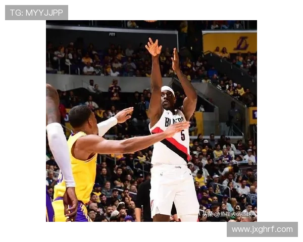 霍勒迪背后控球戏耍艾顿上演小打大经典瞬间展现控卫华丽技巧