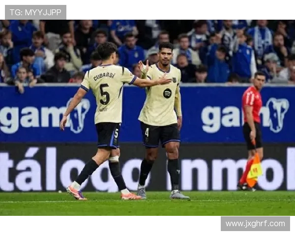 西甲焦点战霍安加西亚失误助攻 莱万替补建功巴萨3-1逆转取胜